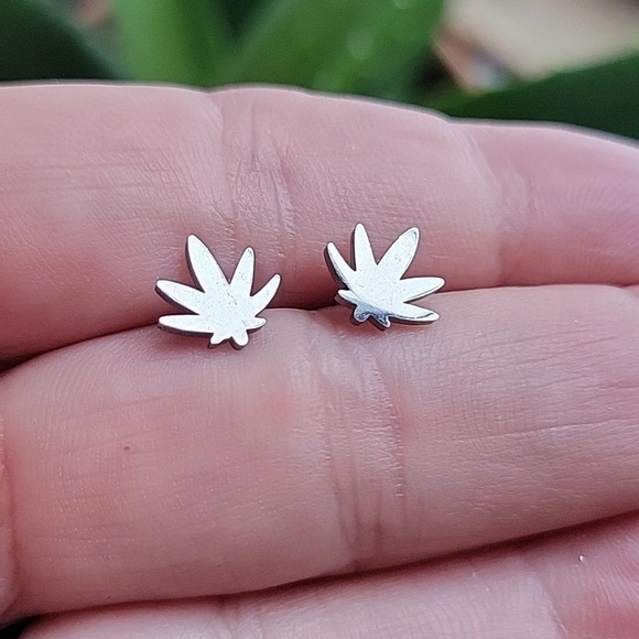 🔥LAST PAIR🔥 420 Leaf Stud Earrings, unisex - Picture 1 of 5